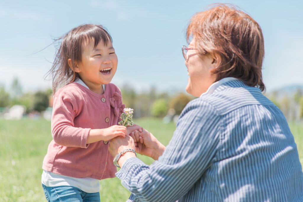 自分のお箸で子どもに食べさせることなど、 伝えたいけど言えない祖父母との子育てギャップがあります。 おやつやお小遣いのことなど、小さなことがストレスに…。どう向き合えばいい？（30代女性）