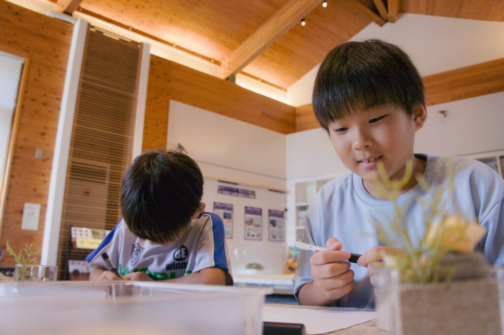 夫と休みが合わないので、週末は子ども2人を一人で見ています。小さい頃は公園や児童館などで一緒に遊べていましたが、大きくなるにつれ、どう過ごしてあげるのが良いのか悩んでいます。小学生男子2人のため、家でゲームやテレビを見ながらダラダラと過ごすばかりです。（30代女性）