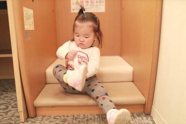 靴をはかせようとしたらいつも泣いて嫌がります、どうしたら履いてくれますか