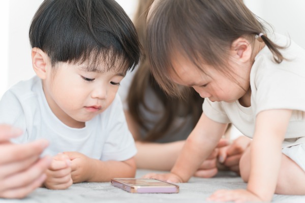 忙しい時など良くないと思いながらついYouTubeやゲームをさせてしまい、本人も依存しています。ガミガミ言わず止めさせる良い方法があれば教えてください